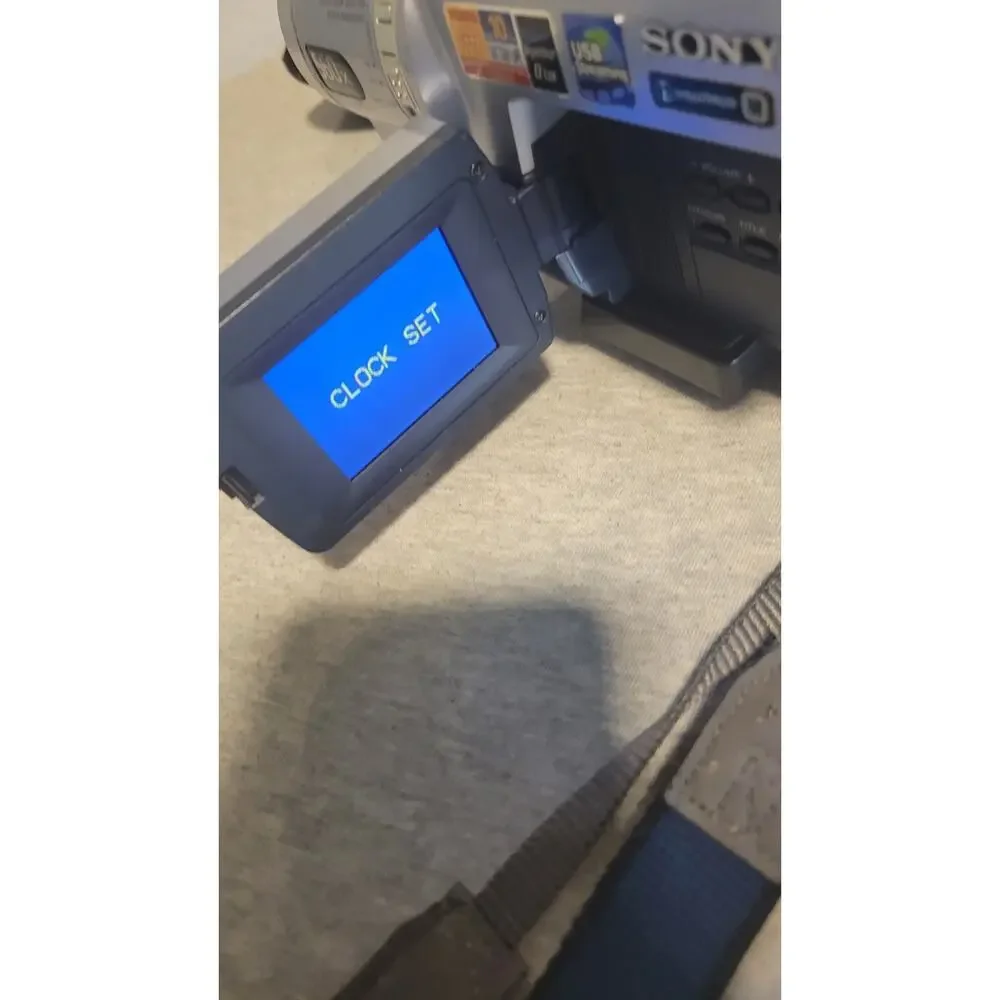 Sony DCR-TRV140 Handycam Digital8/Hi8 60x NightShot w/ Bag Remote Tapes